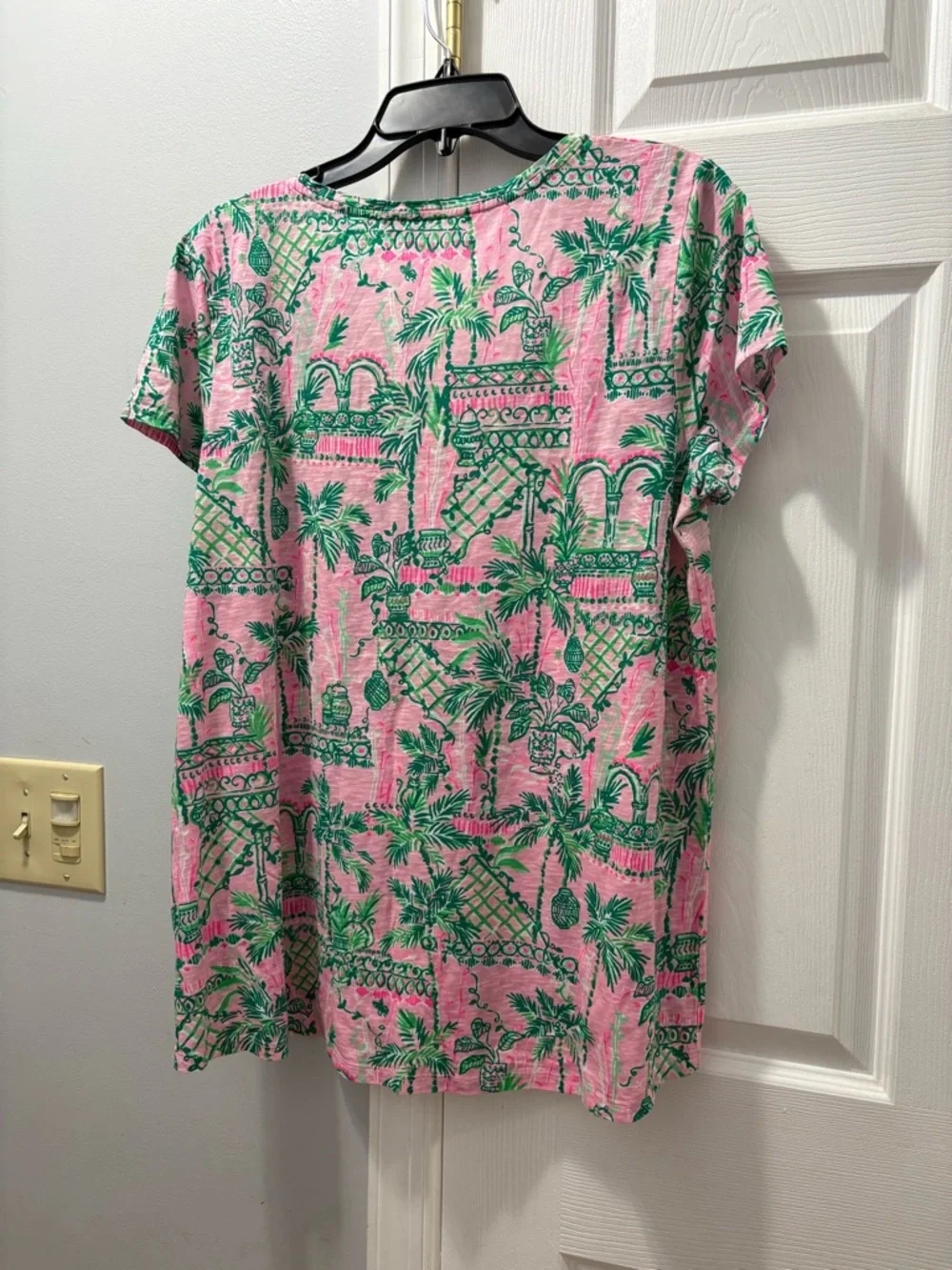 Lilly Pulitzer Etta Top MANDEVILLA BABY
ALWAYS WORTH IT Size XL - Picture 3 of 5